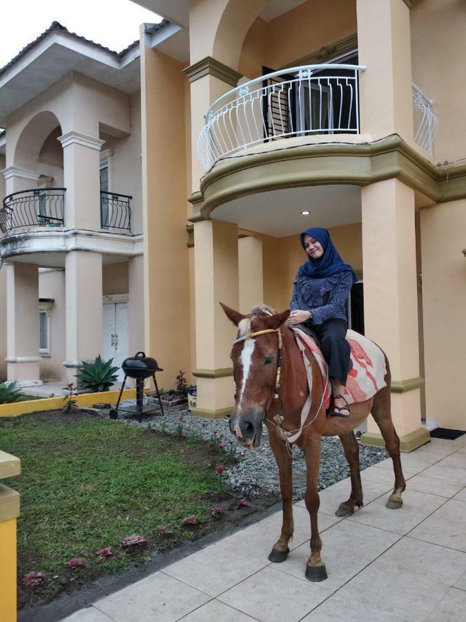 Villa Brastagi Resort Jalan Mimpin Tua Blok C No. 41 Berastagi Eksteriør billede